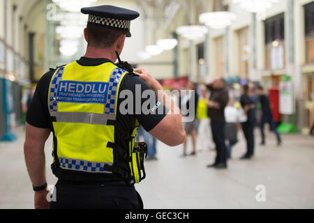 La police britannique des Transports (BTP) à la gare ferroviaire de Cardiff à Cardiff, Pays de Galles, Royaume-Uni. Banque D'Images