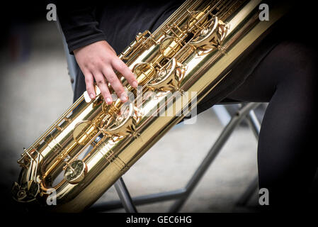 Un saxophoniste dans un orchestre de jazz se produit à Trebah Gardens amphithéâtre à Cornwall. Banque D'Images