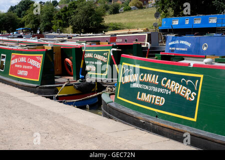 Bateaux amarrés à canal northamptonshire braunston england uk Banque D'Images