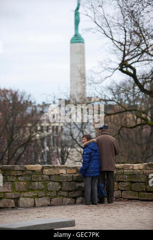 Un vieux couple vue depuis la colline du Bastion le monument de la liberté dans le centre de Riga, et est un symbole important pour les Lettons Banque D'Images