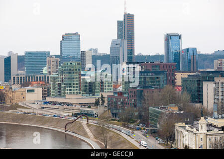 Une vue sur le fleuve et sur la ville à partir de la colline de Gediminas et le Château supérieur et la Tour de Gediminas, Vilnius, Lituanie Banque D'Images