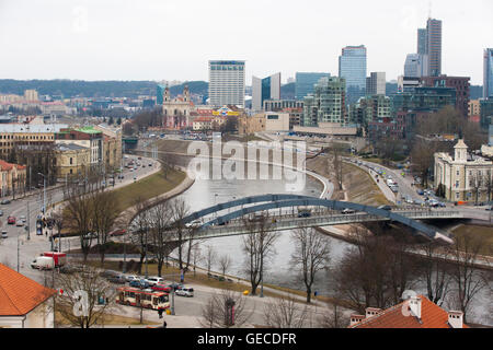 Marcher vers le bas avec la vue sur fleuve et sur la ville de la colline de Gediminas et Château supérieur et la Tour de Gediminas, Vilnius, Lituanie Banque D'Images