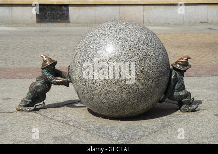 L'un des plus populaires de Wrocław et attractions emblématiques - un nain duo improbable - symbole de l'une des villes les plus pittoresques de la Pologne. Banque D'Images