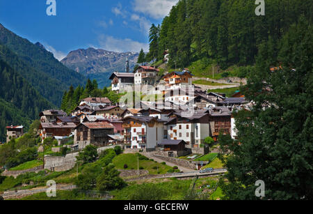 Village de Peio (Pejo) dans la vallée de Peio, Parc National du Stelvio, Italie Banque D'Images