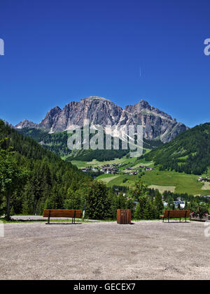 Vue vers Colfosco (Colfosch) de Corvara, Val Badia, Italie Banque D'Images