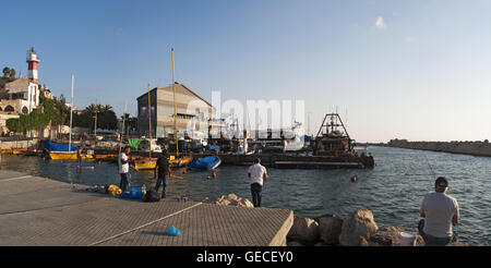 Israël, Moyen-Orient : vue panoramique sur la vieille ville de Jaffa, la partie la plus ancienne de Tel Aviv Yafo, et son port au coucher du soleil Banque D'Images