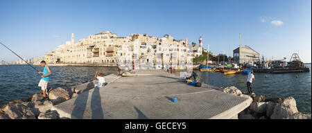 Israël, Moyen-Orient : vue panoramique sur la vieille ville de Jaffa, la partie la plus ancienne de Tel Aviv Yafo, et son port au coucher du soleil Banque D'Images