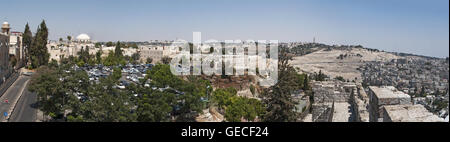 Jérusalem, Israël, Moyen Orient : vue panoramique sur les toits de la vieille ville avec le Mont des Oliviers vu de la promenade guidée sur ses vieux murs Banque D'Images