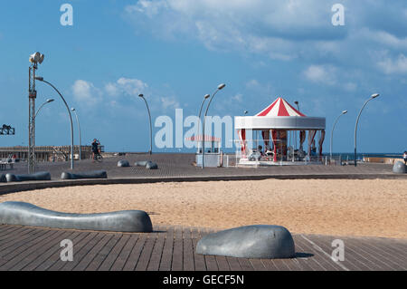 Israël : le premier Carrousel Hébreu, construire en 1932, un merry go round au Namal Tel Aviv, Port de Tel Aviv, un quartier de divertissement et commercial Banque D'Images