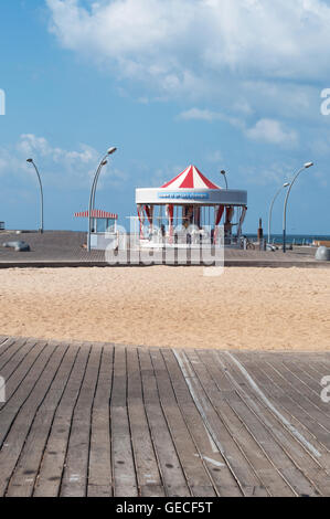 Israël : le premier Carrousel Hébreu, construire en 1932, un merry go round au Namal Tel Aviv, Port de Tel Aviv, un quartier de divertissement et commercial Banque D'Images