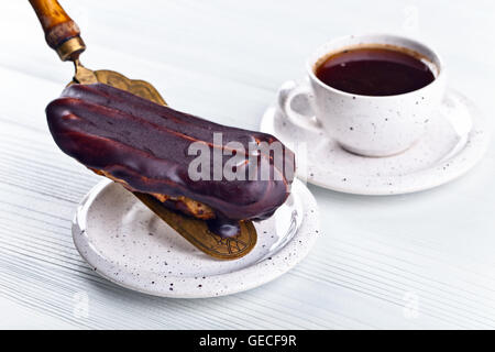 Eclair français sur une vieille table en bois Banque D'Images
