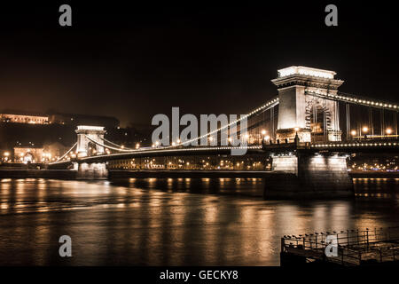 Pont des chaînes à Budapest la nuit Banque D'Images