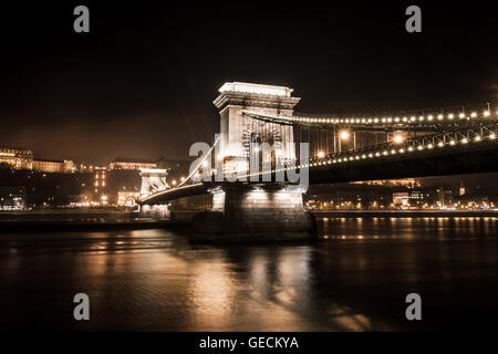 Pont des chaînes à Budapest la nuit Banque D'Images