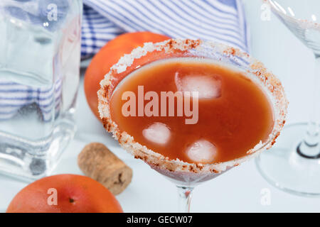 Cocktail Bloody Mary ingrédients sur une table en bois flou Banque D'Images