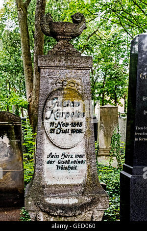 Tombe de Gustav Karpeles, cimetière juif berlin weissensee Banque D'Images