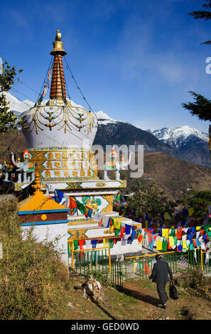 Stupa à Lhagyal ri,près de Tsuglagkhang complex.en arrière-plan l'himalaya.McLeod Ganj, Dharamsala, Himachal Pradesh sta Banque D'Images