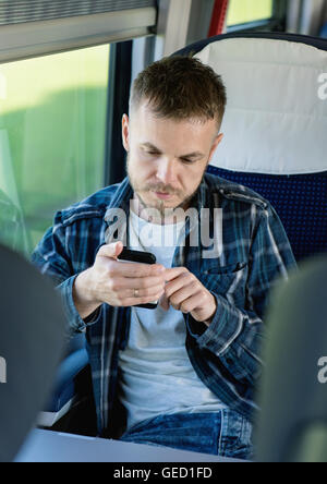 L'homme voyageur en train Banque D'Images