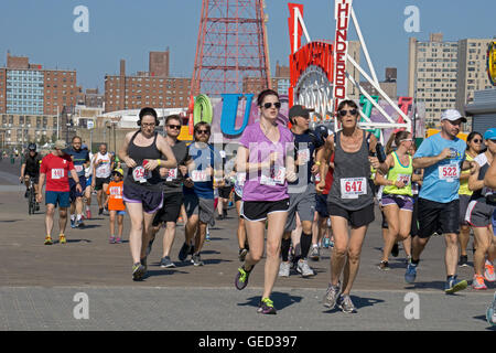 Les hommes et les femmes femme runners & marcheurs participent à la Brooklyn Cyclones 5k race dans Coney Island, Brooklyn, NYC Banque D'Images
