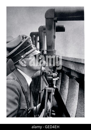 ADOLF HITLER VARSOVIE POLOGNE INVASION OCCUPATION SIÈGE Adolf Hitler regarde à travers le périscope binoculaire une bataille menée à l'extérieur de Varsovie pendant le siège en 1939. Banque D'Images