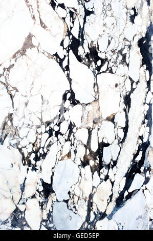 Surface texture polie marbre blanc avec fond noir vagues close up Banque D'Images
