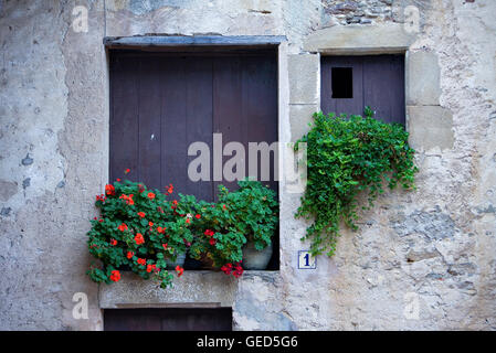 Détail de fenêtre,façade dans Els Hostalets d'en bas, Garrotxa Girona,province. La Catalogne. Espagne Banque D'Images