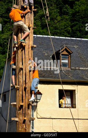 Les ERP. Le parti de Haro ( tronc de sapin d'environ 11 mètres de longueur).Les hommes prêts à mettre l'offre dans le haut de la Haro. Banque D'Images