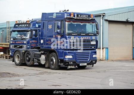 Tracteur DAF debout dans un chantier de transport dans le Yorkshire du Sud avec un camion Volvo derrière Banque D'Images