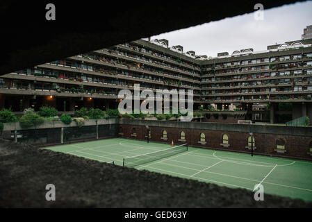 Offres et demandes de Barbican, Londres. À partir de la marche à la recherche sur les courts de tennis. Banque D'Images