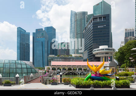 Les bâtiments de la CDB de Clifford Square montrant les oiseaux du paradis sculpture, Marina Bay, zone centrale, l'île de Singapour, Singapour Banque D'Images