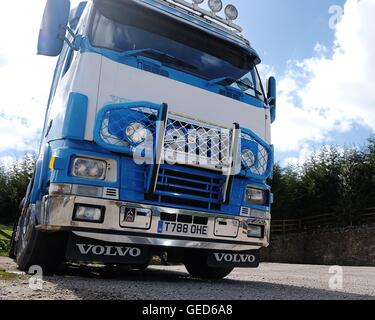 Un tracteur de poids lourds Volvo FH se tient dans la cour d'un transporteur Derbyshire Banque D'Images