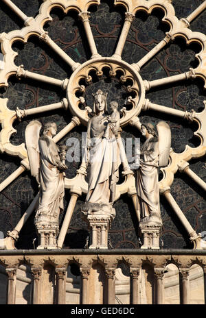 La rosace Ouest forme un halo autour de la Vierge à l'enfant qui est flanqué de deux anges. Notre Dame, Paris, France, Euro Banque D'Images