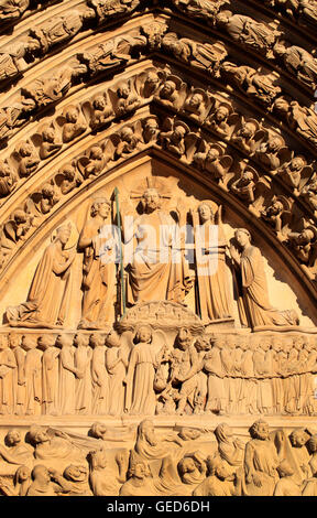 Un détail du portail du Jugement Dernier sur Notre Dame de Paris, Paris, France, Europe Banque D'Images