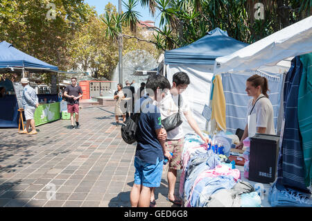 Échoppe de marché dans Fitzrroy Gardens, Darlinghurst Road, Kings Cross, Sydney, New South Wales, Australia Banque D'Images