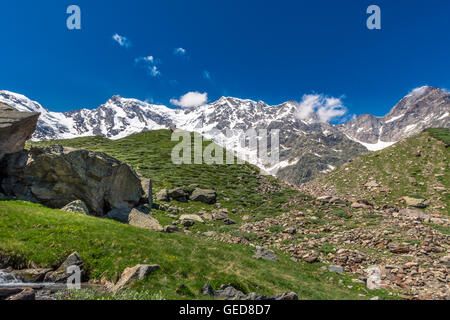 Belle vue montagnes à partir d'une vallée italienne Banque D'Images