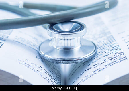 Livre d'éducation à la santé, de la médecine, stéthoscope Banque D'Images