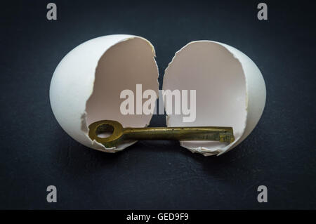 Œuf et touche sur un fond noir Banque D'Images