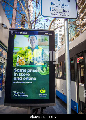 Sydney, Australie. Le 25 juillet, 2016. La publicité dans York Street, Sydney comme Woolworths a révélé 500 emplois rendez-vous dans le back office et les rôles de l'offre dans le cadre d'une refonte de ses affaires au milieu de la rude concurrence dans l'industrie de la vente au détail le 25 juillet, 2016. Woolworths a également annoncé que 30 magasins vont fermer, y compris 17 supermarchés en Australie, six supermarchés en Nouvelle-Zélande, Woolworths quatre magasins Metro et trois hôtels. © Hugh Peterswald/Pacific Press/Alamy Live News Banque D'Images