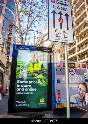 Sydney, Australie. Le 25 juillet, 2016. La publicité dans York Street, Sydney comme Woolworths a révélé 500 emplois rendez-vous dans le back office et les rôles de l'offre dans le cadre d'une refonte de ses affaires au milieu de la rude concurrence dans l'industrie de la vente au détail le 25 juillet, 2016. Woolworths a également annoncé que 30 magasins vont fermer, y compris 17 supermarchés en Australie, six supermarchés en Nouvelle-Zélande, Woolworths quatre magasins Metro et trois hôtels. © Hugh Peterswald/Pacific Press/Alamy Live News Banque D'Images