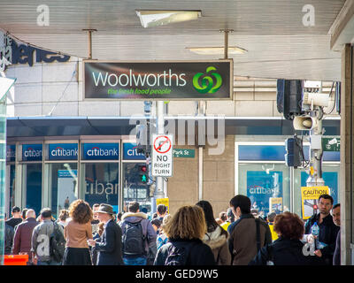 Sydney, Australie. Le 25 juillet, 2016. Signalisation à l'extérieur de magasin phare' Woolworths Woolworths a révélé que 500 emplois vont aller dans le back office et les rôles de l'offre dans le cadre d'une refonte de ses affaires au milieu de la rude concurrence dans l'industrie de la vente au détail le 25 juillet, 2016. Woolworths a également annoncé que 30 magasins vont fermer, y compris 17 supermarchés en Australie, six supermarchés en Nouvelle-Zélande, Woolworths quatre magasins Metro et trois hôtels. © Hugh Peterswald/Pacific Press/Alamy Live News Banque D'Images