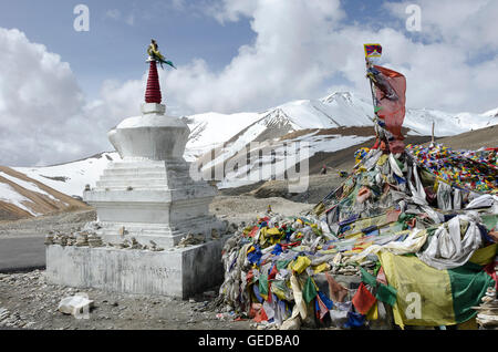 Chorten ou Stupa, au col, Tanglangla, Manali - Leh Road, Himachal Pradesh, Inde, Banque D'Images