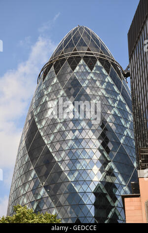 30 St Mary Axe, alias le Gherkin ou le Swiss Re Building, City of London, UK Juillet 2016 Banque D'Images