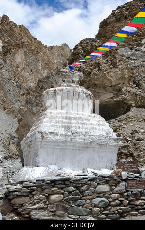 Stupas, ou chortens, avec les drapeaux de prières, près de la vallée de Markha, Markha, près de Leh, Ladakh, Inde Banque D'Images