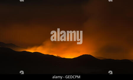 SANTA CLARITA, CALIFORNIE - Le 23 juillet : la fumée du feu de sable sur la dérive Angeles National Forest. Banque D'Images