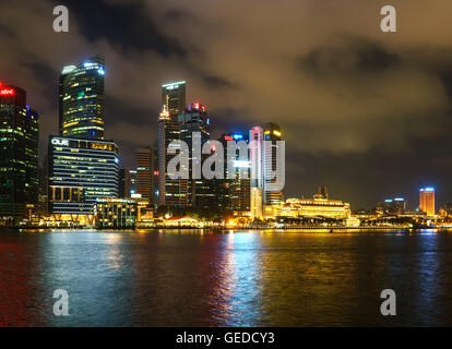 Singapour, Singapour - 29 Février 2016 : Centre-ville de Singapour Marina Bay sur la nuit. Paysage urbain d'célèbre gratte-ciel illuminé par la lumière et se reflètent dans l'eau. Banque D'Images