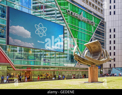 Singapour, Singapour - Mars 1, 2016 : monument à expédier à l'une entrée du métro MRT Raffles Place en centre financier de Singapour. Les gens dans la rue. Banque D'Images