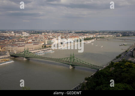 Vue sud-est de la colline Gellert avec pont de la liberté sur la rivière Danube Banque D'Images