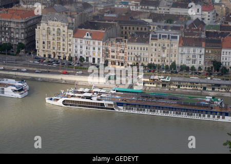 Les bateaux de croisière amarrés à côté de Pesti rakpart également vu de la colline Gellert Banque D'Images