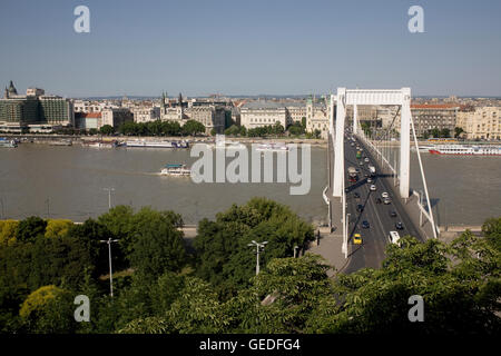 Voir l'Est de l'autre côté de parkland du Danube sur le pont Elizabeth de Buda. Banque D'Images