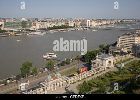 Vue sud-est de la colline du Château de près de Varkert Bazr landing stage Banque D'Images