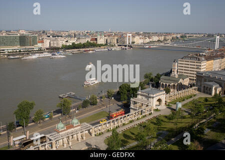 Vue depuis la colline du Château au-dessus de Friedrich Born quay au sud-est vers le pont Elizabeth Banque D'Images